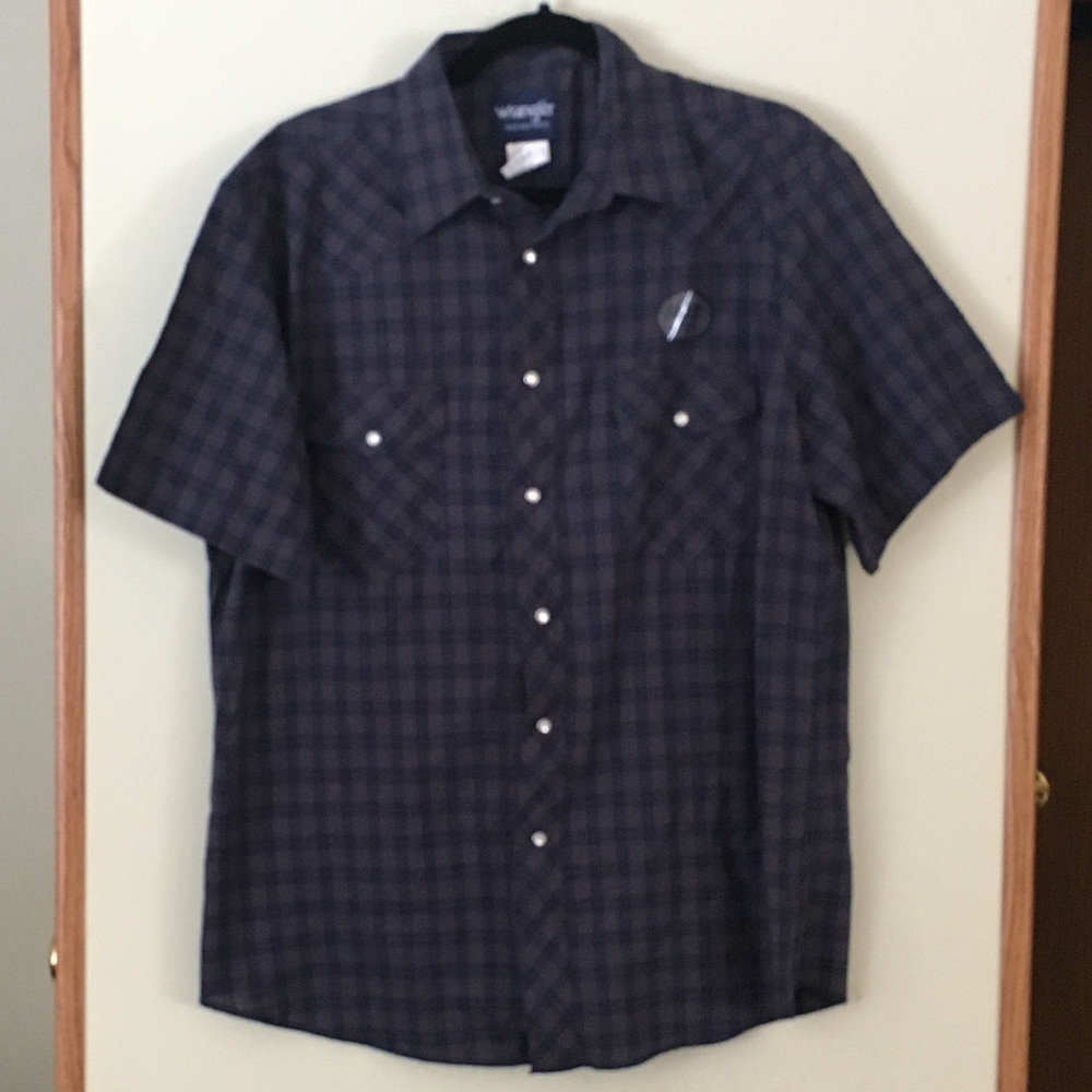 NWT Men’s Wrangler Short Sleeve Button-Up, Size L